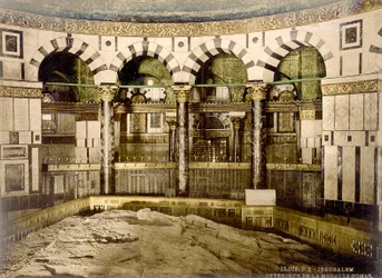 Interior de la Cúpula de la Roca en Jerusalén con vista de la roca, c. 1880-1900